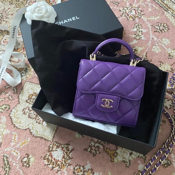 Chanel clutch with chain - Picture 2 of 7